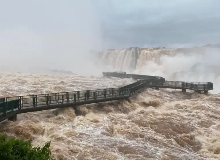 Cierran circuitos en Cataratas del Iguazú por crecida del río Cierran circuitos en Cataratas del Iguazú por crecida del río