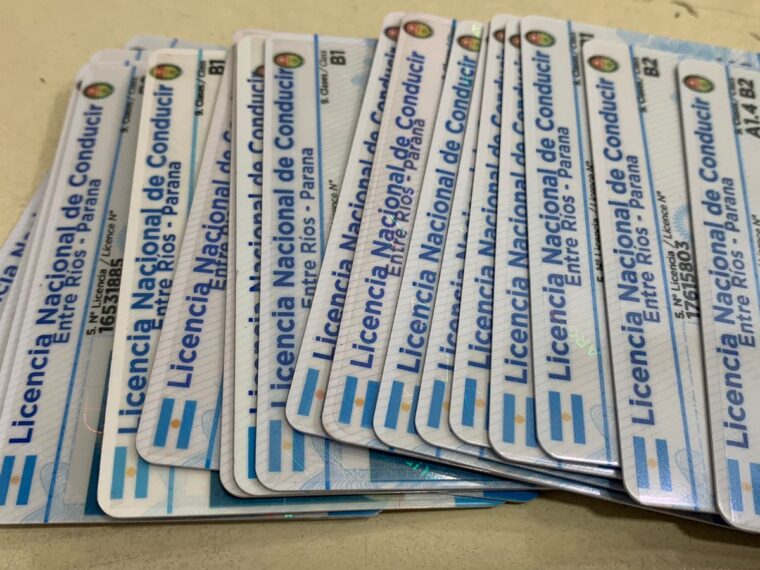 Los deudores alimentarios no podrán obtener licencias de conducir profesionales