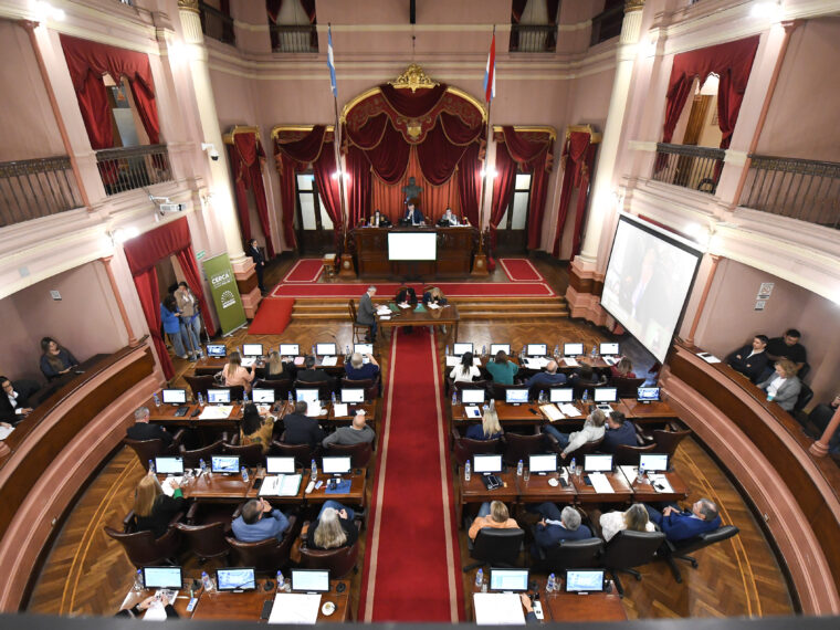 Media sanción a la creación de la Comisión Permanente de Seguimiento de la Deuda Pública