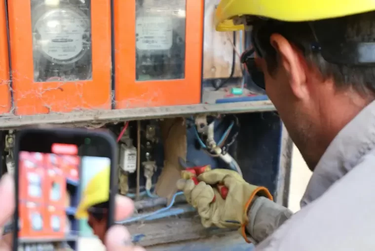 Enersa avanza en la regularización del servicio eléctrico en barrios de Paraná