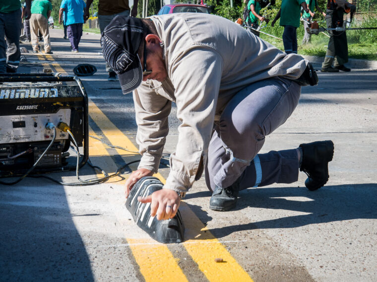 Se realizan mejoras en la ciclovía del Acceso Sur de la ciudad