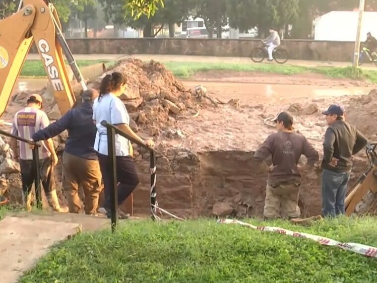 Avanza la reparación de un caño maestro en Paraná y el servicio de agua se normalizaría el sábado