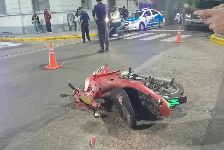 Una mujer herida en un choque de motos