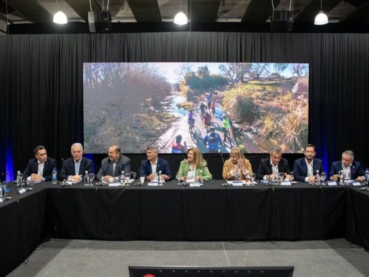 Intendentes de todo el país marchan al Ministerio de Economía para reclamar fondos y obras