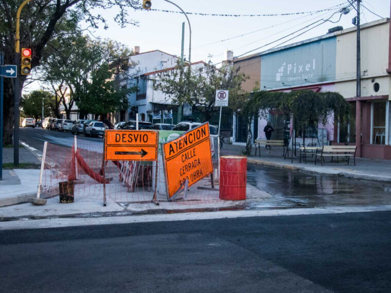 Avanzan los trabajos en calle Urquiza: habilitaron media calzada en la intersección con calle La Rioja