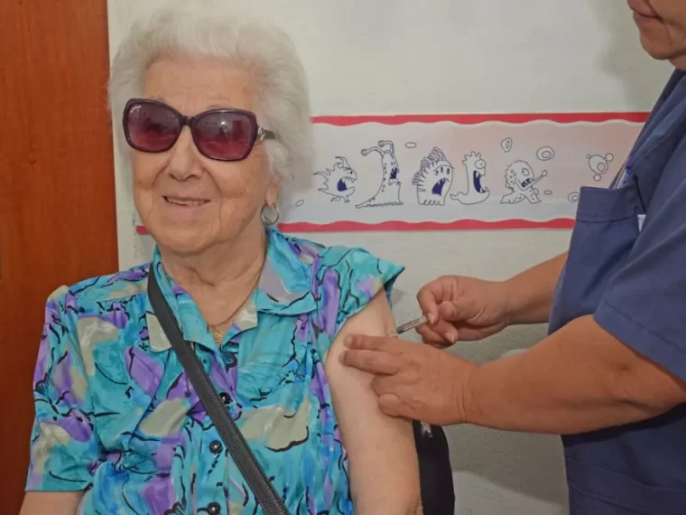 Comienzan a vacunar contra la gripe a mayores de 65 años y personas con patologías