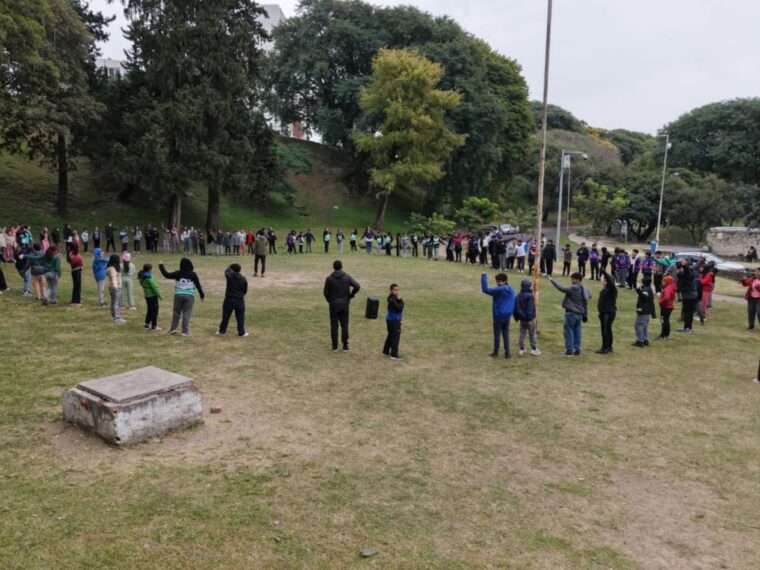 Más de 100 estudiantes participaron de la primera experiencia de deporte de orientación en el Parque Urquiza