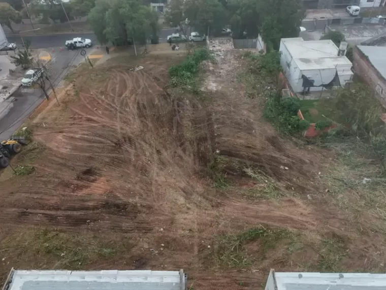La Municipalidad de Paraná limpió por quinta vez un baldío y advirtió que pedirá el remate”