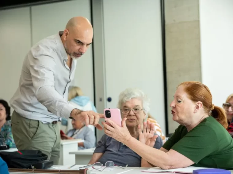 Abren las inscripciones para capacitaciones digitales para adultos mayores
