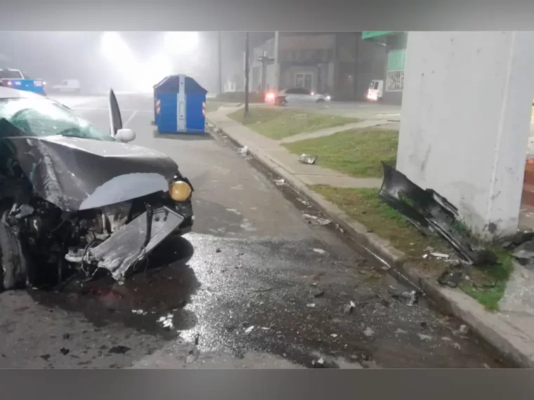 Un automovilista perdió el control y chocó contra un puente peatonal en Avenida Zanni