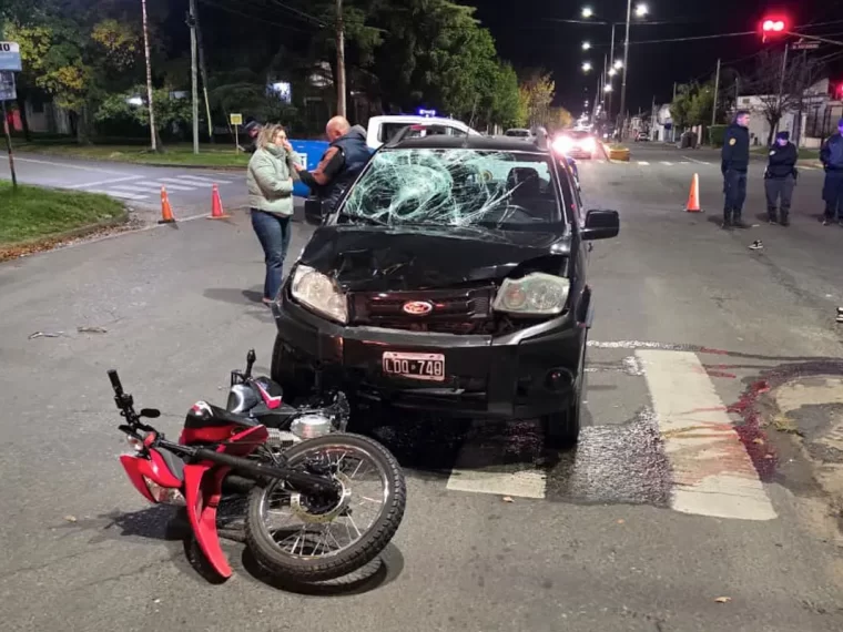 Fuerte accidente entre una camioneta y una moto