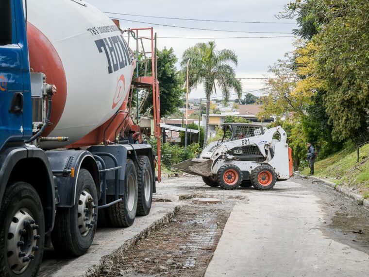 Avanzan los trabajos de recomposición de la trama vial en barrio Macarone