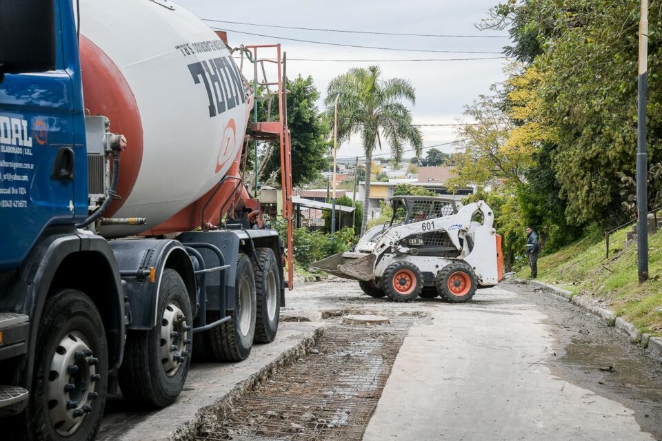 Avanzan los trabajos de recomposición de la trama vial en barrio Macarone