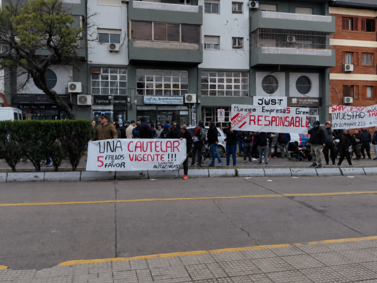 Choferes despedidos marcharon en reclamo de su reincorporación tras el cambio de colectivos Choferes despedidos marcharon en reclamo de su reincorporación tras el cambio de colectivos