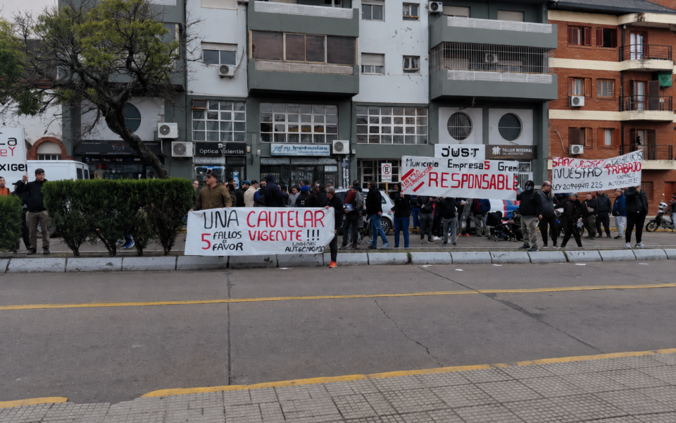 Choferes despedidos marcharon en reclamo de su reincorporación tras el cambio de colectivos
