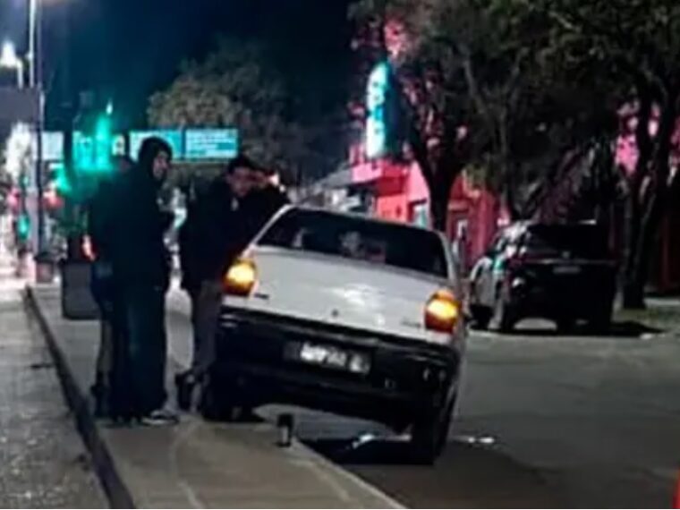 Conductor ebrio, se montó al cantero central de Avenida Ramírez