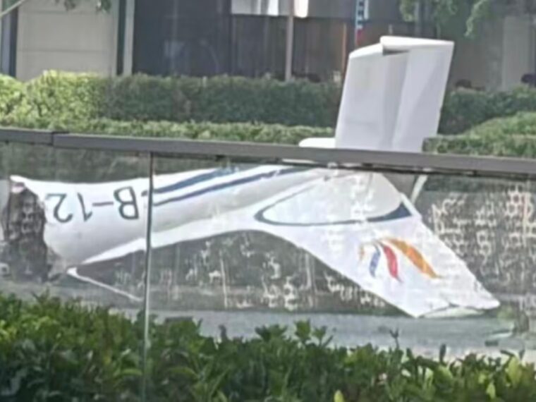 Pánico en China: una avioneta se estrelló contra la torre más alta de Beijing
