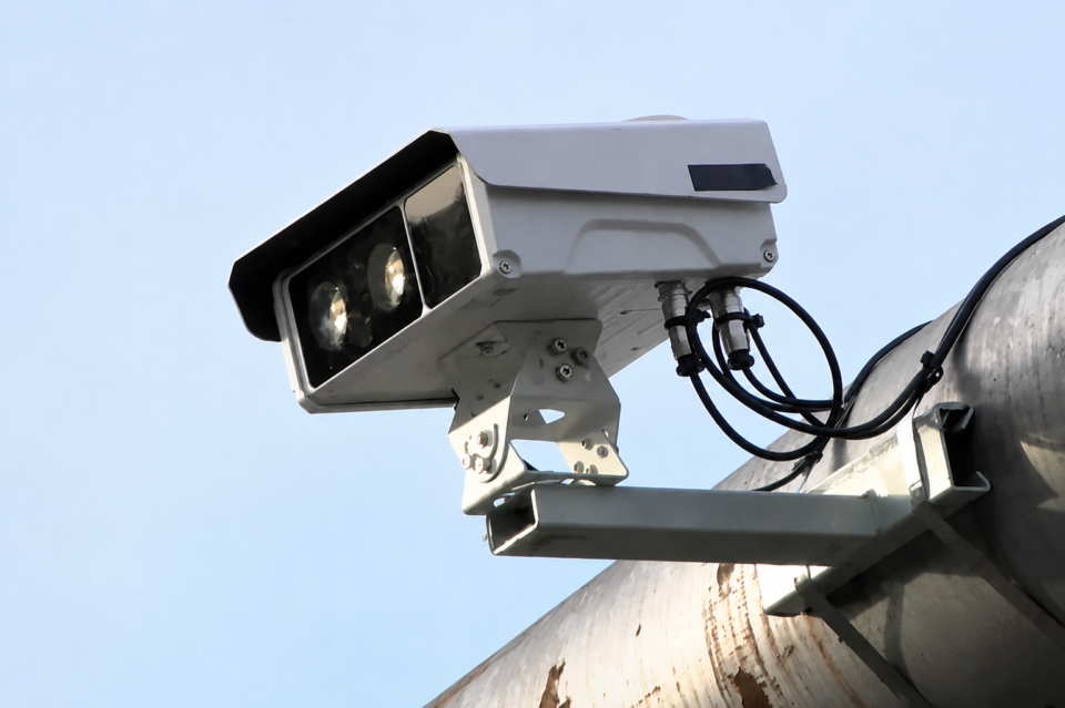 Controles en la Ruta 11: nuevas cámaras vigilarán el uso de celular y el cinturón con multas de hasta un millón de pesos