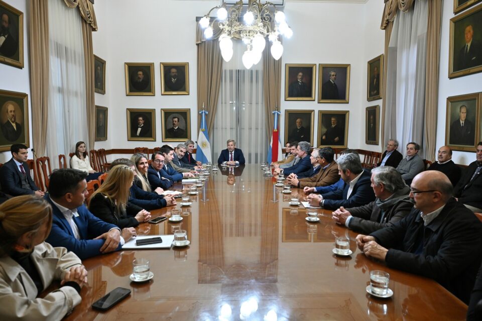 Frigerio encabezó un encuentro entre Caputo y empresarios entrerrianos