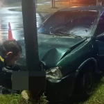 Ebrio y sin papeles, conductor chocó un poste de luz en Paraná