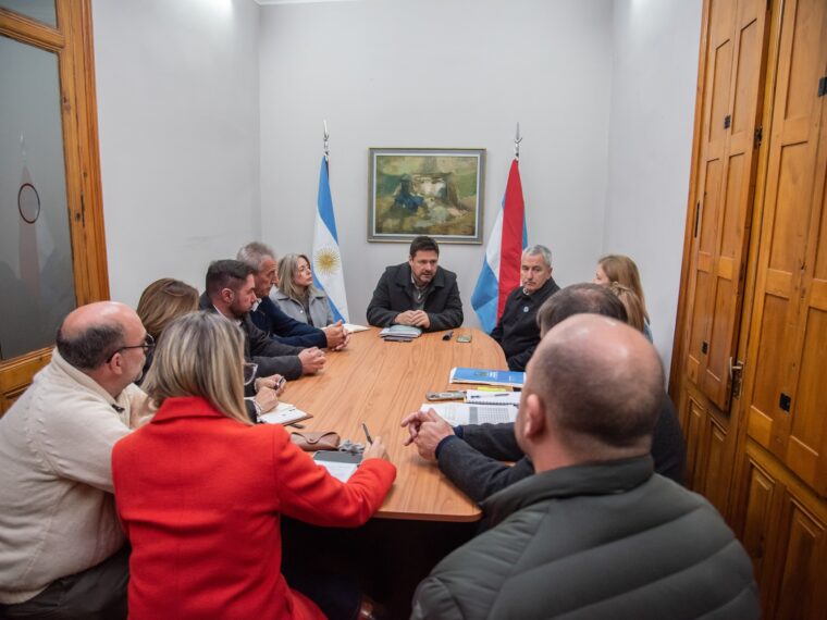 Autoridades de la provinica se reunieron con las ligas de comunas y los bloques legislativos por la coparticipación Autoridades de la provinica se reunieron con las ligas de comunas y los bloques legislativos por la coparticipación