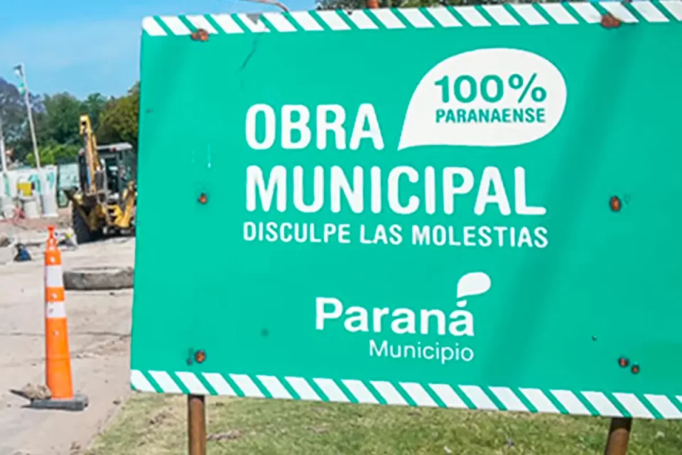 Reubican una cañería de agua en calle Corrientes