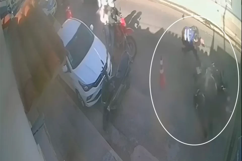 Adolescentes en moto chocaron a un policía para escapar de un control