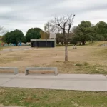 Detuvieron a una mujer por realizar grafitis en los baños de la plaza Mujeres Entrerrianas