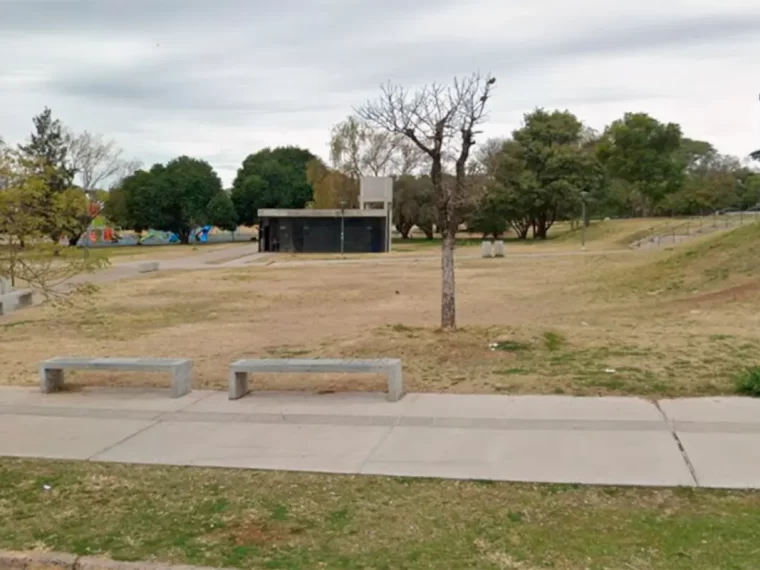 Detuvieron a una mujer por realizar grafitis en los baños de la plaza Mujeres Entrerrianas