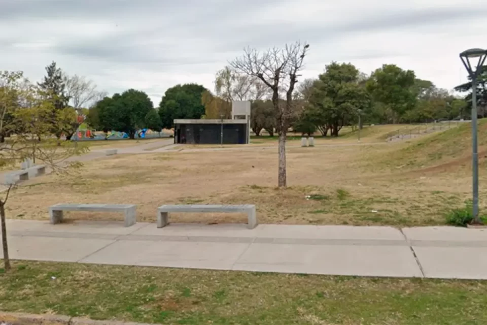 Detuvieron a una mujer por realizar grafitis en los baños de la plaza Mujeres Entrerrianas