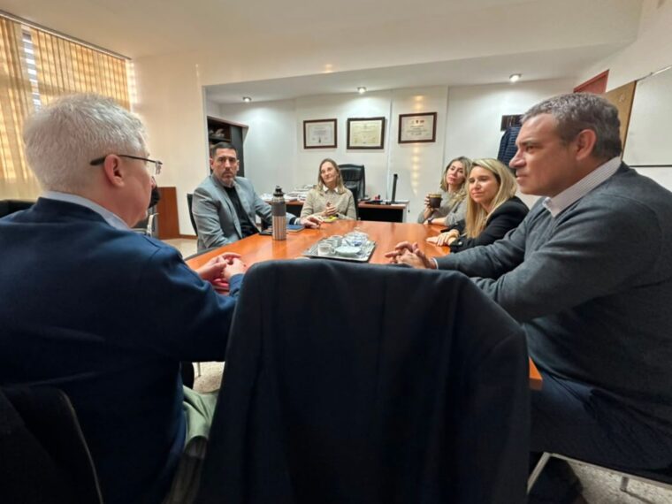 Cien directivos cursarán una formación universitaria becada a partir de una alianza estratégica Cien directivos cursarán una formación universitaria becada a partir de una alianza estratégica