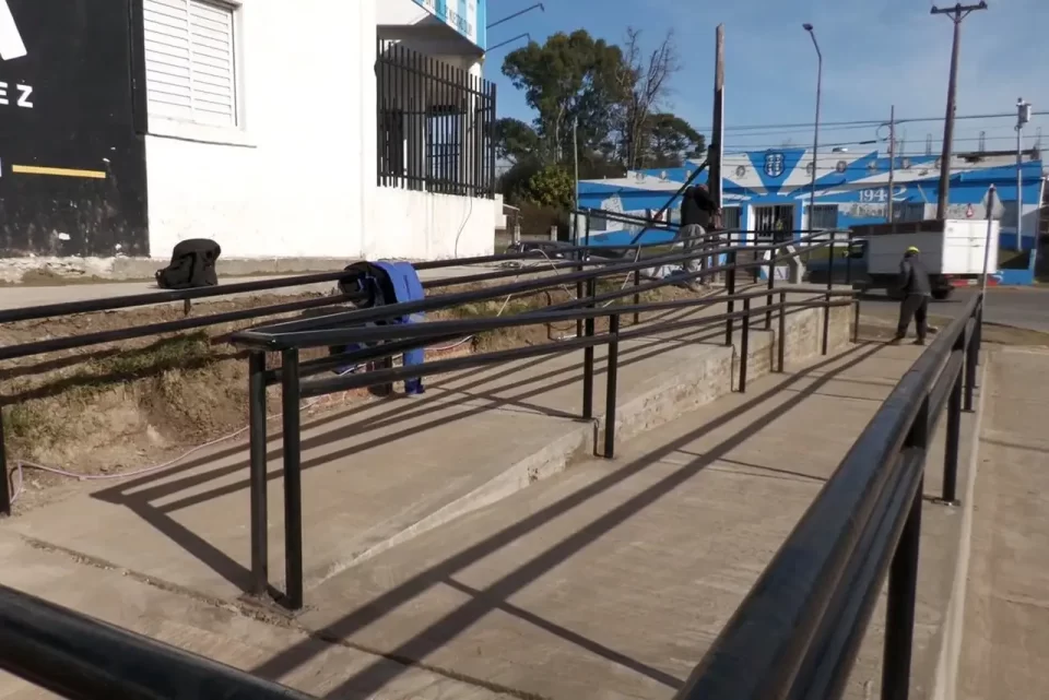 La Municipalidad interviene en mejoras de seguridad y accesibilidad vial en calle Newbery