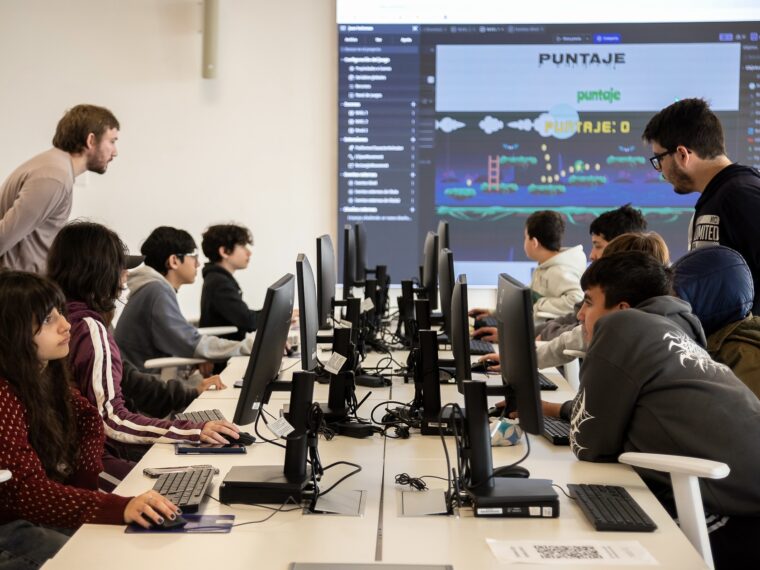 Jóvenes aprendieron a desarrollar videojuegos durante las vacaciones de invierno en el MiradorTEC Jóvenes aprendieron a desarrollar videojuegos durante las vacaciones de invierno en el MiradorTEC