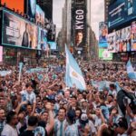Histórico banderazo en Times Square: los argentinos armaron una fiesta que desbordó las calles de Nueva York