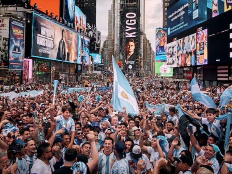 Histórico banderazo en Times Square: los argentinos armaron una fiesta que desbordó las calles de Nueva York Histórico banderazo en Times Square: los argentinos armaron una fiesta que desbordó las calles de Nueva York