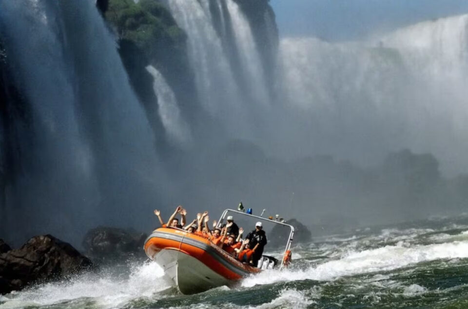Tragedia en las Cataratas del Iguazú: un turista neerlandés murió al volcar una lancha