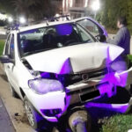 Conductora destrozó su auto al chocarlo contra una columna de alumbrado