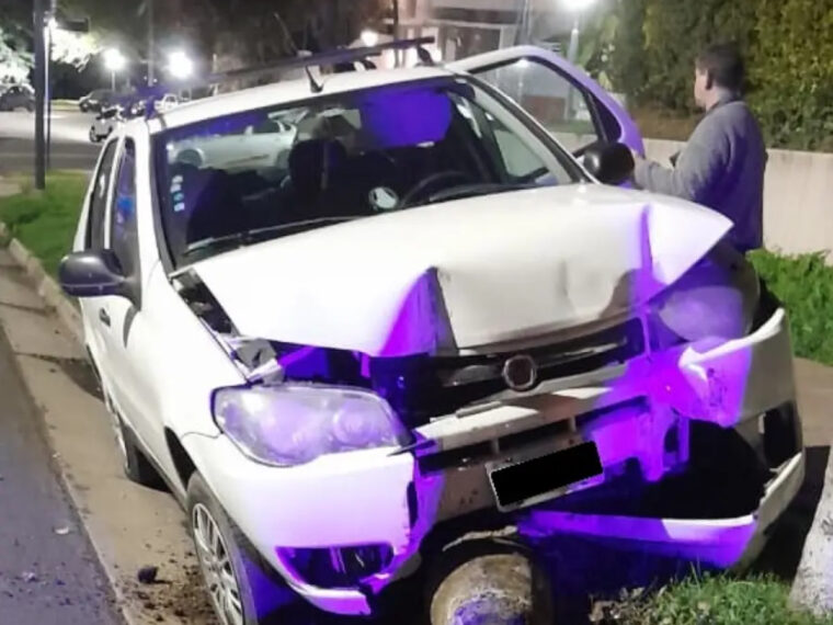 Conductora destrozó su auto al chocarlo contra una columna de alumbrado Conductora destrozó su auto al chocarlo contra una columna de alumbrado