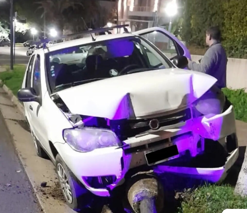Conductora destrozó su auto al chocarlo contra una columna de alumbrado