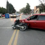 Auto giró en «U» y chocó con una moto