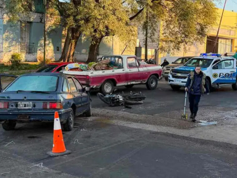 Motociclista sufrió lesiones tras chocar con un auto cuyo conductor no tenía licencia Motociclista sufrió lesiones tras chocar con un auto cuyo conductor no tenía licencia