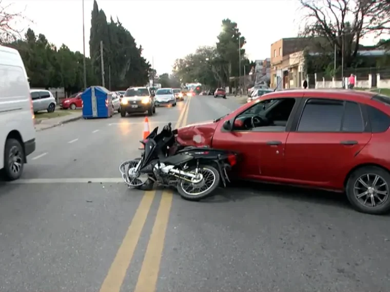 Auto giró en «U» y chocó con una moto Auto giró en «U» y chocó con una moto