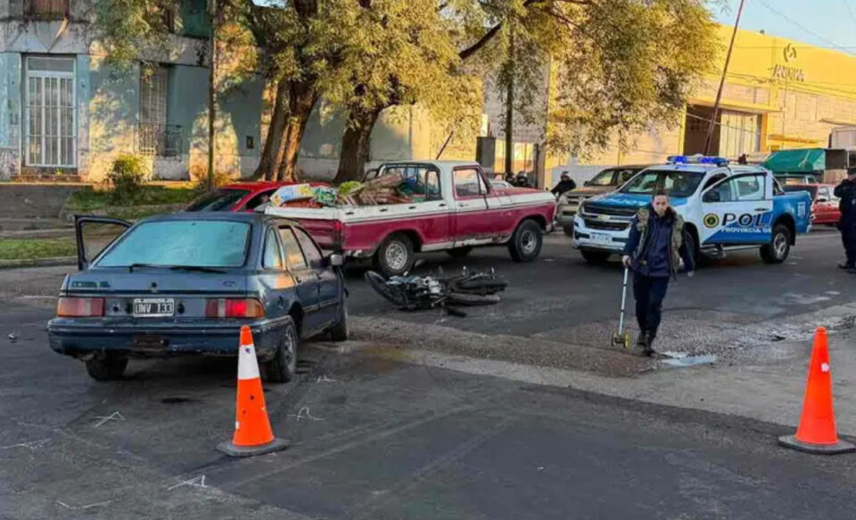 Motociclista sufrió lesiones tras chocar con un auto cuyo conductor no tenía licencia