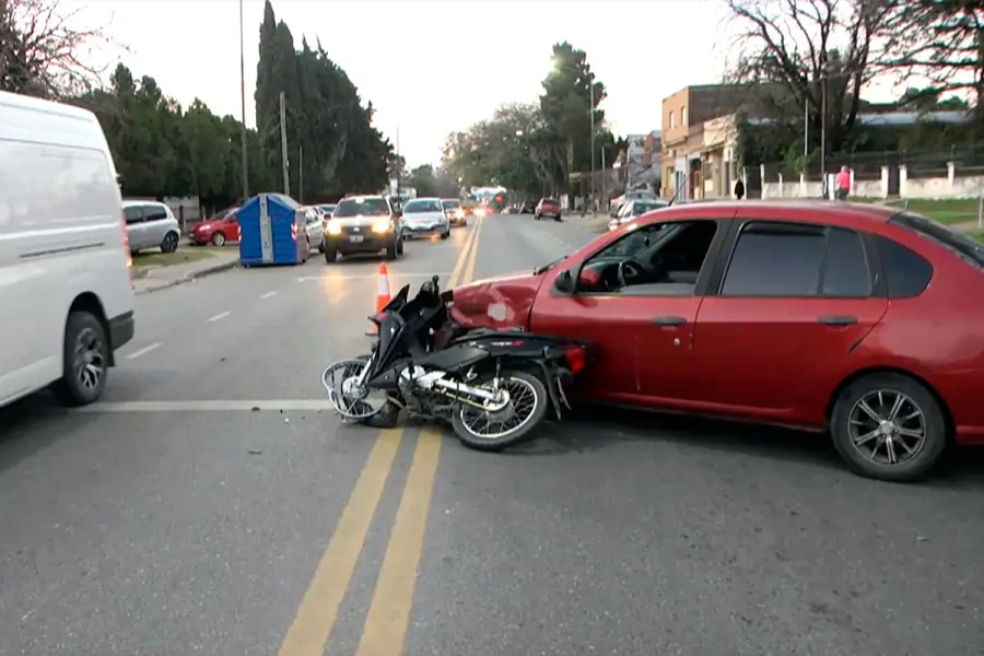 Auto giró en «U» y chocó con una moto
