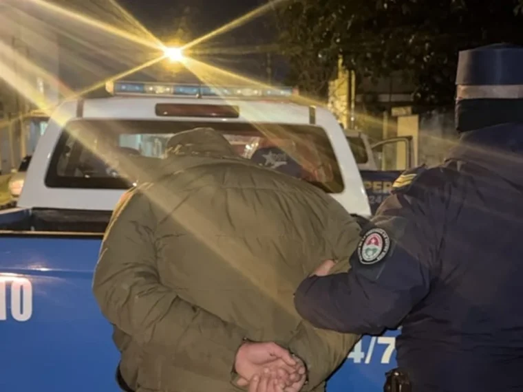 Atraparon a un conocido delincuente en un bar de Paraná Atraparon a un conocido delincuente en un bar de Paraná
