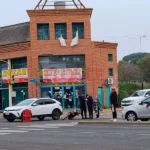 Chocaron una moto y un auto sobre avenida Almafuerte: conductora reconoció que avanzó en rojo