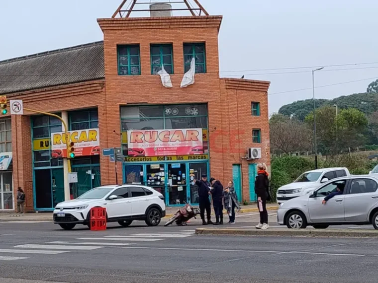 Chocaron una moto y un auto sobre avenida Almafuerte: conductora reconoció que avanzó en rojo