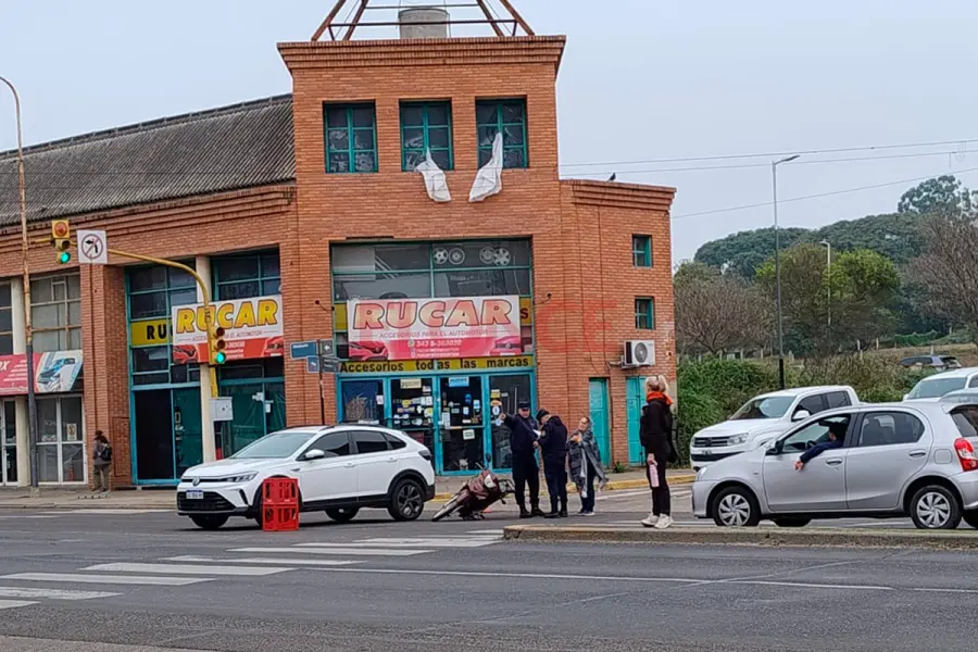 Chocaron una moto y un auto sobre avenida Almafuerte: conductora reconoció que avanzó en rojo