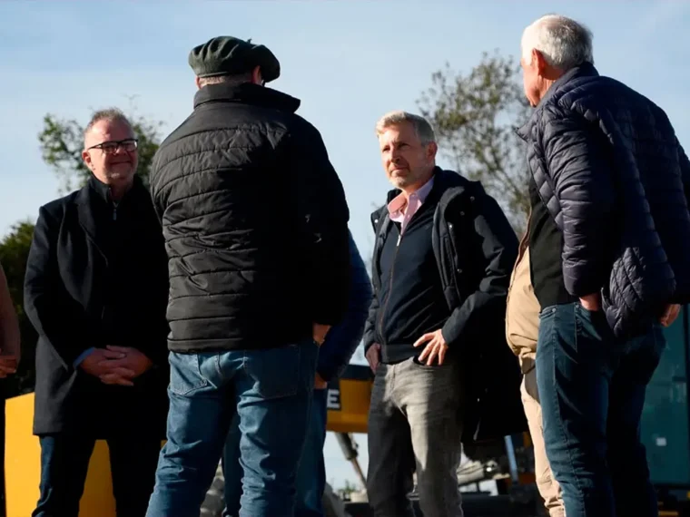 Frigerio recorrió las obras en el acceso pavimentado a Puerto Curtiembre Frigerio recorrió las obras en el acceso pavimentado a Puerto Curtiembre