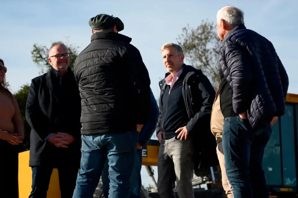 Frigerio recorrió las obras en el acceso pavimentado a Puerto Curtiembre